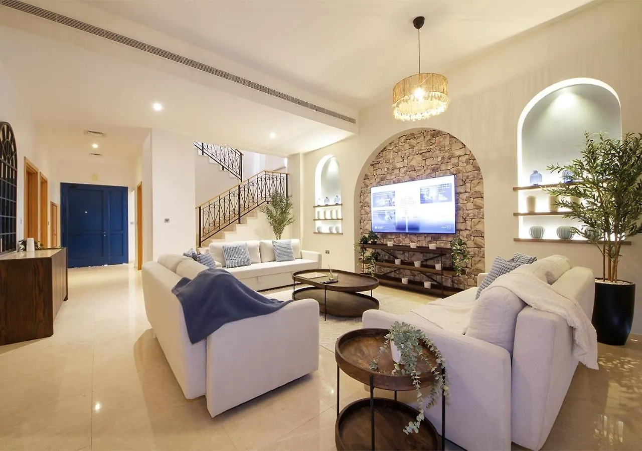 Breathtaking Villa With Roof Garden And Beach Access Dubai
