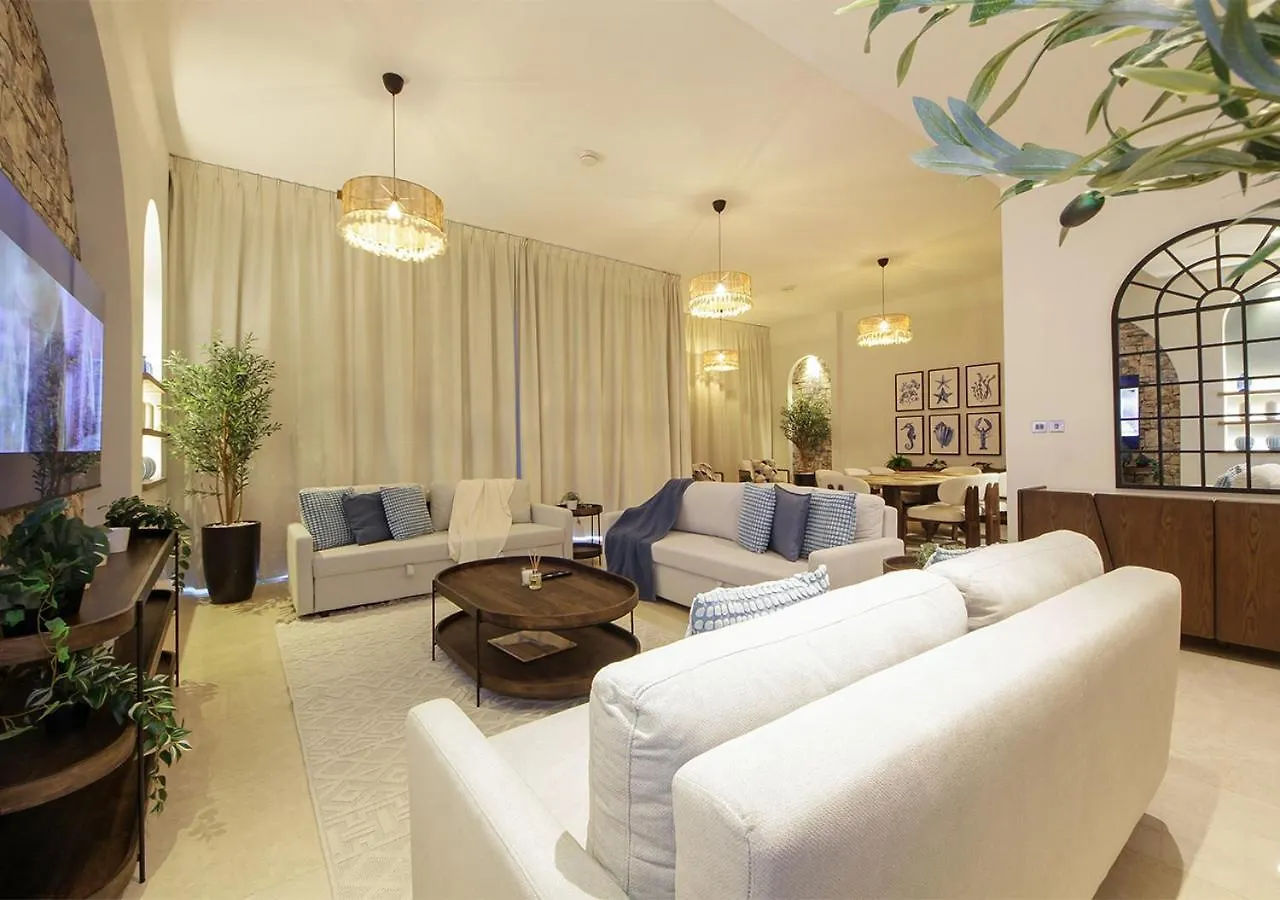 Breathtaking Villa With Roof Garden And Beach Access Dubai