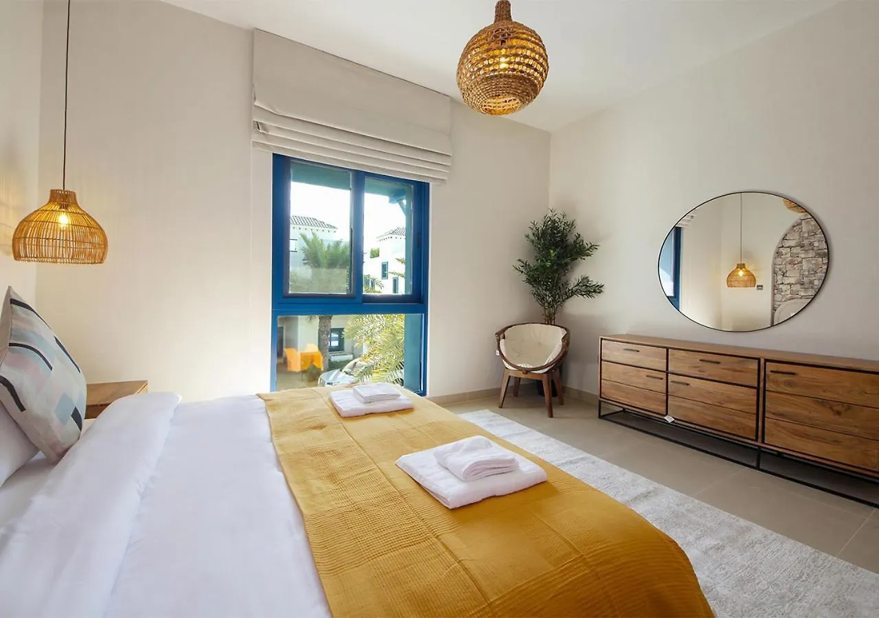 Breathtaking Villa With Roof Garden And Beach Access Dubai